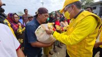 Taufan Pawe Bagikan Paket Sembako di Pengungsian Korban Gempa Sulbar