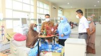 Hari Ginjal Sedunia, RSUD Andi Makkasau Berbagi Cenderamata kepada Pasien Cuci Darah