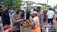 Polres Parepare Bagikan Ratusan Paket Bansos Untuk Masyarakat Terdampak PPKM Mikro