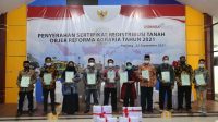 Kepala BPN Pinrang Serahkan 1.189 Sertifikat Tanah Secara Simbolis