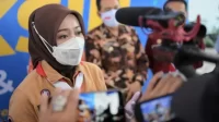 Atalia Ridwan Kamil Serahkan Hadiah Rumah dan Motor kepada Pejuang COVID-19