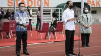 Gubernur Ridwan Kamil Dampingi Presiden Lihat Vaksinasi Massal di Stasiun dan Lapangan Bola