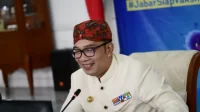 Hadiahi Lansia Ayam Usai Divaksin, Ridwan Kamil Apresiasi Aparat Kreatif