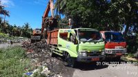 Dinas Lingkungan Hidup Pinrang Angkut Tumpukan Sampah di Jalan Poros Maroneng