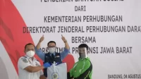 Jabar-Kemenhub Salurkan Bantuan untuk Penyelenggara Transportasi Darat