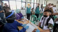 Jelang Pembelajaran Tatap Muka, Atalia Ridwan Kamil Tinjau Vaksinasi Pelajar di Indramayu