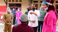 Ridwan Kamil Dampingi Presiden Vaksinasi Door to Door