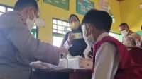 Pemkot Parepare Mulai Vaksinasi Anak Usia 6-11 Tahun, Ortu Siswa Antusias Dampingi Anaknya Divaksin