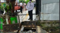 Jaga Keindahan Kota, DLH Parepare Bersihkan Sampah Drainase