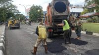 Dinas PUPR Parepare Tambal Jalan Berlubang di Mattirotasi