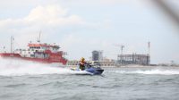 Dukung Pariwisata Air Makassar, Taufan Pawe Jajal Jetski di Perairan Losari