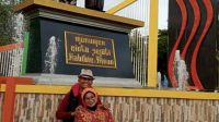 Nikmati Pesona Ikonik Karya TP, Mantan Menteri BUMN Dahlan Iskan Foto Romantis di Monumen Cinta Sejati Habibie Ainun
