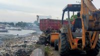 Jaga Keindahan Pantai, DLH Parepare Keruk dan Angkut Sampah Laut di Tanggul Cempae