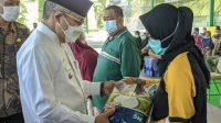 Perhatikan Hak Masyarakat Jelang Lebaran, Wali Kota Parepare Salurkan Beras Peduli