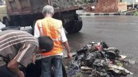 Pasca Hujan Deras, Tim Kebersihan DLH Parepare Kerja Ekstra Angkut Sampah dari Saluran Drainase