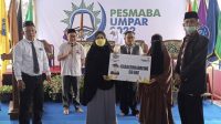 Erna Taufan Serahkan Beasiswa Hafidz 30 Juz Bagi Mahasiswa UMPAR
