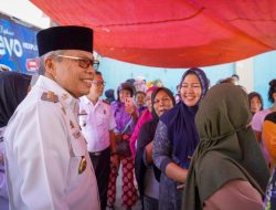 Belanja di Pasar Murah, Taufan Pawe Borong Beras untuk Dibagikan Gratis ke Warga