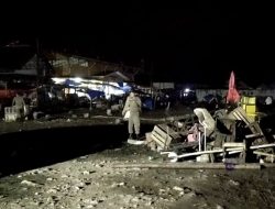 Tim Terpadu Pemkot Parepare Bongkar Lapak Liar di Belakang Pasar Lakessi