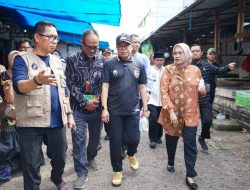 Jelang Idul Adha, Taufan Pawe Beserta Jajaran Pantau Stok dan Harga Bahan Pokok di Pasar