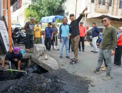 Pj Wali Kota Parepare Akbar Ali Gerakkan Jajaran Kerja Bakti Keruk Sedimentasi Saluran Drainase