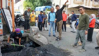 Pj Wali Kota Parepare Akbar Ali Gerakkan Jajaran Kerja Bakti Keruk Sedimentasi Saluran Drainase