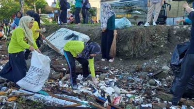 DLH Parepare Kolaborasi Aparat se-Kecamatan Soreang, TNI-Polri dan Masyarakat Bersihkan Pantai Cempae