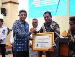 Pj Wali Kota Parepare Terima Penghargaan Ombudsman RI atas Kepatuhan Penyelenggaraan Pelayanan Publik