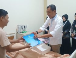 Akbar Ali Kunjungi Dua Bayi Lahir di RSUD Andi Makkasau Bertepatan HUT Parepare, Serahkan Bingkisan dan Akte Kelahiran
