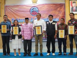 Dinilai Akomodatif Mendengar dan Menerima Masukan Masyarakat, Pj Wali Kota Akbar Ali Terima Penghargaan dari FMB