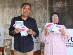 Pj Wali Kota Parepare Akbar Ali Nyoblos di TPS 5 Lapadde Bersama Ibunda