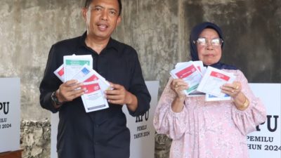 Pj Wali Kota Parepare Akbar Ali Nyoblos di TPS 5 Lapadde Bersama Ibunda