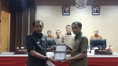 Pj Wali Kota Parepare Serahkan Ranperda Pertanggungjawaban APBD TA 2023 ke DPRD