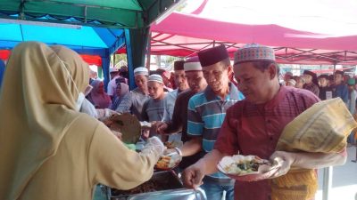 Pj Wali Kota Akbar Ali Ikut Antre dan Berdonasi di Jumat Berkah Masjid Raya