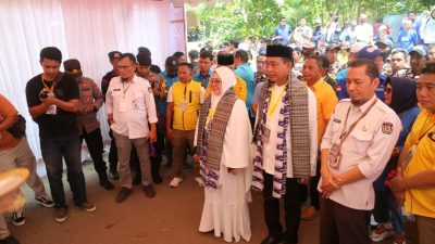 Ribuan Pendukung Kawal Erat-Bersalam Daftar di KPU Parepare