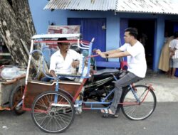 Tulus dan Merakyat, ANH Sapa Tukang Becak Lansia Sebelum Salat Jumat