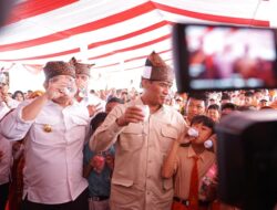 Simbol Perdamaian, Mentan Amran Minum Susu Bersama Ribuan Anak Sekolah, Peternak dan Pelaku Industri Susu