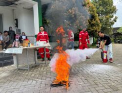 Peringati Bulan K3 Nasional, Pertamina Patra Niaga Sulawesi Sosialisasi Penggunaan APAR di Kampus ITEKES Tri Tunas Nasional