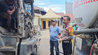 Patroli Pemantauan Arus Lalu Lintas, Kasat Lantas Polres Parepare Edukasi Sopir Truk Parkir di Tempat yang Aman
