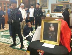 Berduka Wafatnya Jusuf Manggabarani, Mentan Amran Melayat Tengah Malam