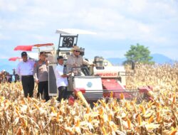 Produksi Beras-Jagung Melimpah, Presiden Prabowo Bersyukur Didampingi Tokoh Patriotik Seperti Mentan Amran