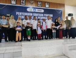 Realisasikan Janji Politik, Wali Kota Parepare Serahkan Seragam Gratis untuk SD dan SMP