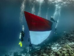 HUT RI ke-80, Pertamina Patra Niaga Sulawesi Bentangkan Bendera Merah Putih di Bawah Laut Spot Ikonik Mata Uang Rp10.000 Wakatobi