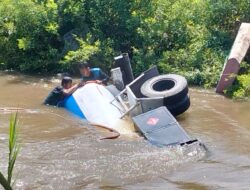 Mobil Tangki Bermuatan Solar Terjun ke Sungai Samaenre Pinrang