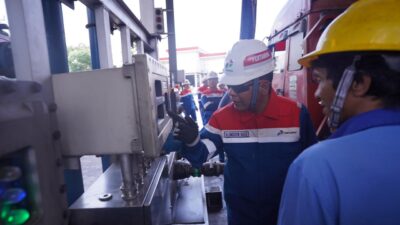 Direksi Pertamina Patra Niaga Tinjau Kesiapan Sarfas Lewat Program “Pantau Bareng SPBU” di Makassar