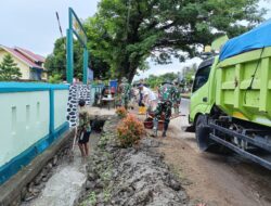 Koramil 1405-05/Mallusetasi Kolaborasi Forkopimcam Kerja Bakti Bersihkan Drainase