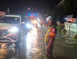 Banjir Genangi Jalan Trans Sulawesi, Danramil Mallusetasi Kerahkan Personel Bantu Pengaturan Lalu Lintas