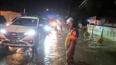 Banjir Genangi Jalan Trans Sulawesi, Danramil Mallusetasi Kerahkan Personel Bantu Pengaturan Lalu Lintas
