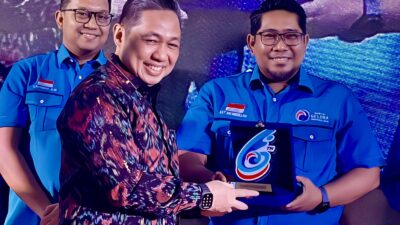 Asy’ari Abdullah dan Parman Agus Mante Terima Penghargaan dari Anis Matta di Puncak HUT ke-6 Partai Gelora