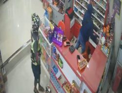 Terekam CCTV, Dua Pria Bertopeng Rampok Minimarket di Sidrap