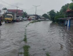 Jalur Trans Sulawesi di Labuangnge Barru Terendam Banjir, Danramil Mallusetasi Turun Bantu Pengaturan Lalu Lintas